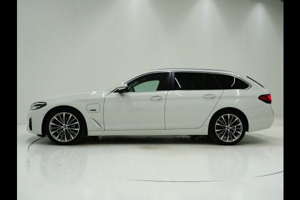 BMW 5 Serie Touring 530e High Executive | Leder | Trekhaak | Harman/Kardon | 360 | HUD | Memory | Sfeerlicht | Carplay