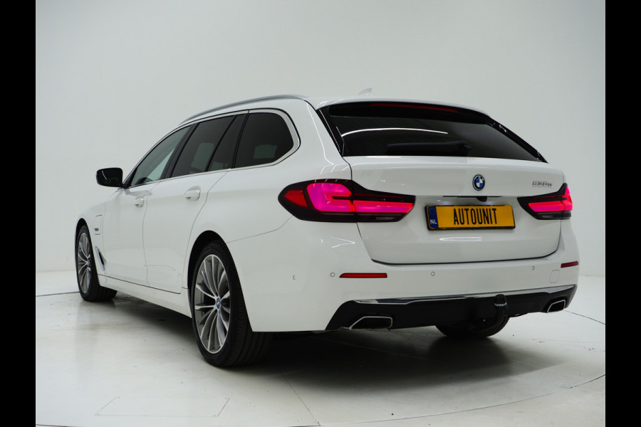 BMW 5 Serie Touring 530e High Executive | Leder | Trekhaak | Harman/Kardon | 360 | HUD | Memory | Sfeerlicht | Carplay