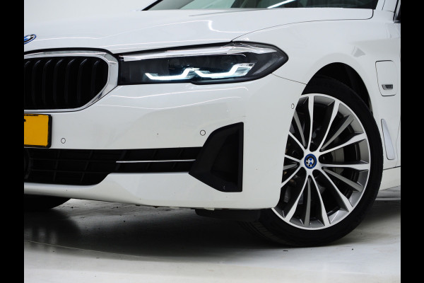 BMW 5 Serie Touring 530e High Executive | Leder | Trekhaak | Harman/Kardon | 360 | HUD | Memory | Sfeerlicht | Carplay