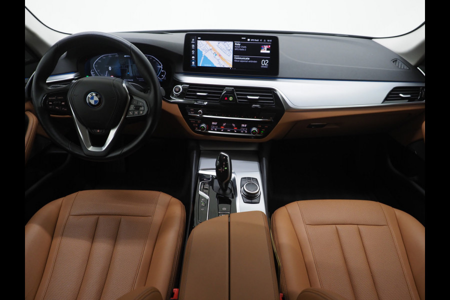 BMW 5 Serie Touring 530e High Executive | Leder | Trekhaak | Harman/Kardon | 360 | HUD | Memory | Sfeerlicht | Carplay