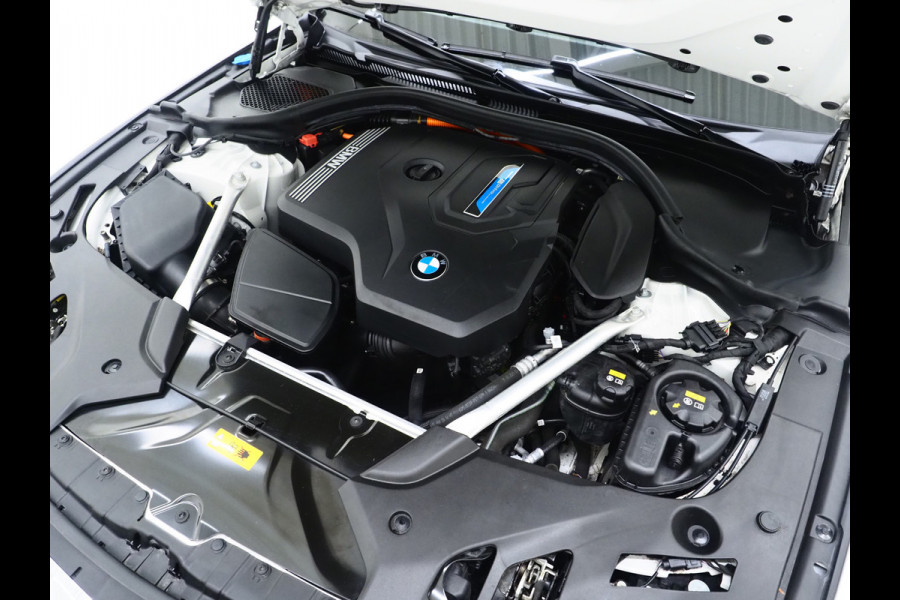 BMW 5 Serie Touring 530e High Executive | Leder | Trekhaak | Harman/Kardon | 360 | HUD | Memory | Sfeerlicht | Carplay