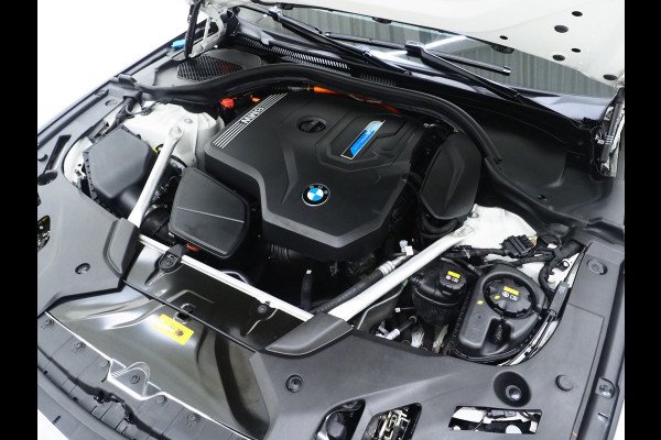 BMW 5 Serie Touring 530e High Executive | Leder | Trekhaak | Harman/Kardon | 360 | HUD | Memory | Sfeerlicht | Carplay