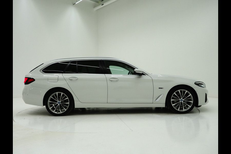 BMW 5 Serie Touring 530e High Executive | Leder | Trekhaak | Harman/Kardon | 360 | HUD | Memory | Sfeerlicht | Carplay