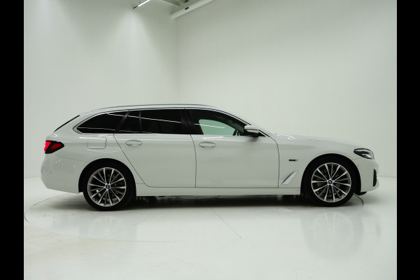 BMW 5 Serie Touring 530e High Executive | Leder | Trekhaak | Harman/Kardon | 360 | HUD | Memory | Sfeerlicht | Carplay
