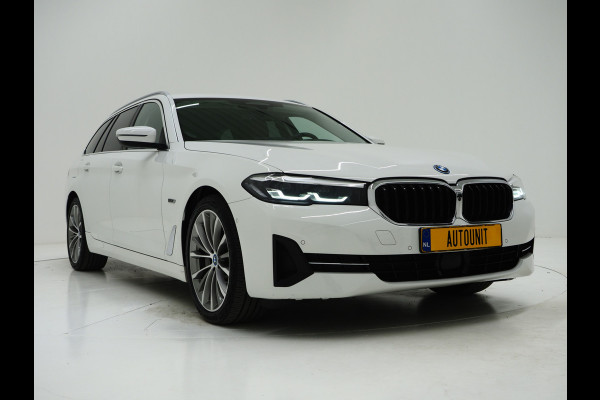 BMW 5 Serie Touring 530e High Executive | Leder | Trekhaak | Harman/Kardon | 360 | HUD | Memory | Sfeerlicht | Carplay