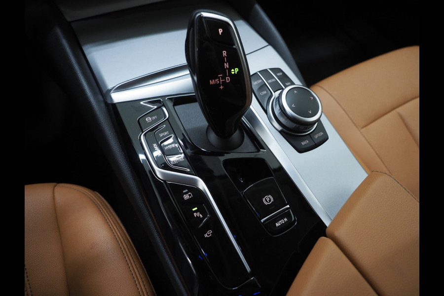 BMW 5 Serie Touring 530e High Executive | Leder | Trekhaak | Harman/Kardon | 360 | HUD | Memory | Sfeerlicht | Carplay