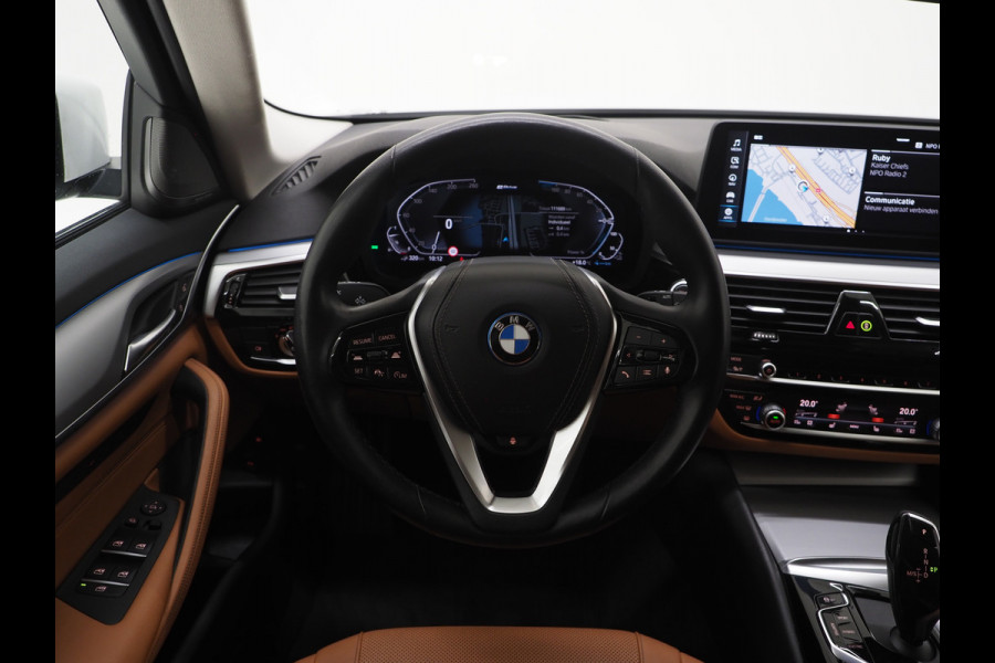 BMW 5 Serie Touring 530e High Executive | Leder | Trekhaak | Harman/Kardon | 360 | HUD | Memory | Sfeerlicht | Carplay