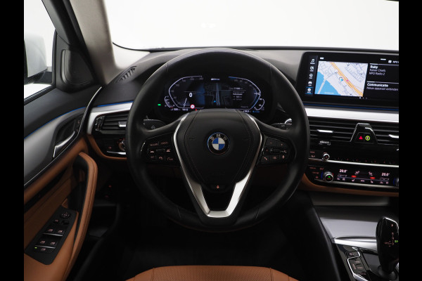 BMW 5 Serie Touring 530e High Executive | Leder | Trekhaak | Harman/Kardon | 360 | HUD | Memory | Sfeerlicht | Carplay