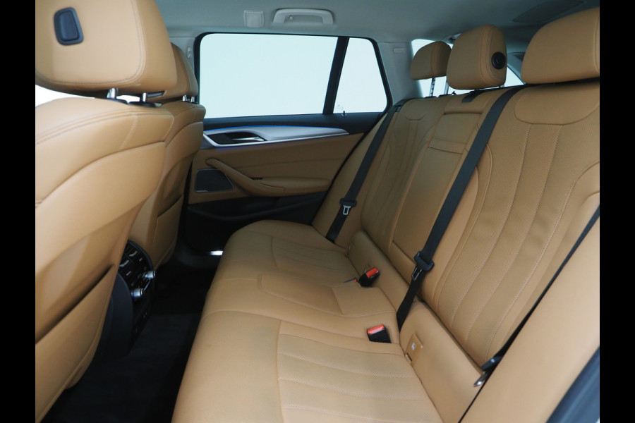 BMW 5 Serie Touring 530e High Executive | Leder | Trekhaak | Harman/Kardon | 360 | HUD | Memory | Sfeerlicht | Carplay