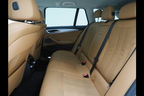 BMW 5 Serie Touring 530e High Executive | Leder | Trekhaak | Harman/Kardon | 360 | HUD | Memory | Sfeerlicht | Carplay