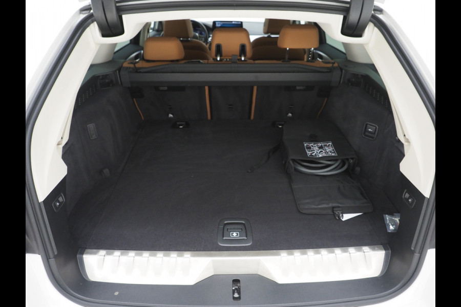 BMW 5 Serie Touring 530e High Executive | Leder | Trekhaak | Harman/Kardon | 360 | HUD | Memory | Sfeerlicht | Carplay