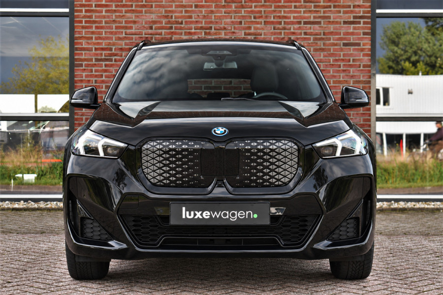 BMW iX1 xDrive30 M-Sport Pano ACC Trekh E-zetels HUD H/K Massage