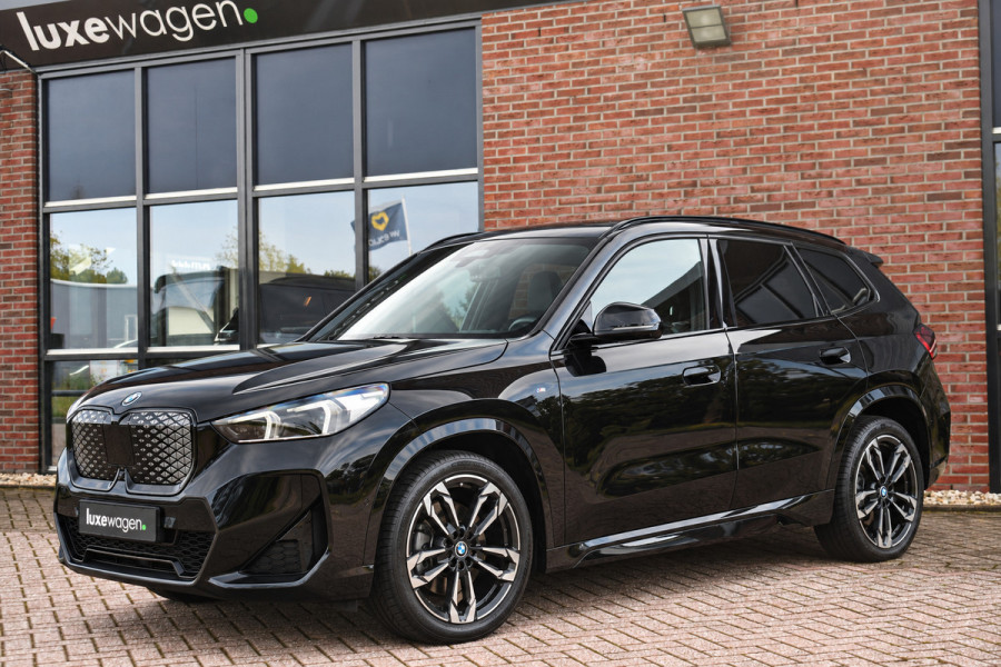 BMW iX1 xDrive30 M-Sport Pano ACC Trekh E-zetels HUD H/K Massage