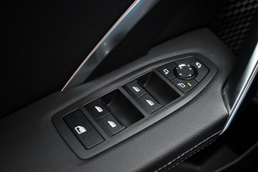 BMW iX1 xDrive30 M-Sport Pano ACC Trekh E-zetels HUD H/K Massage