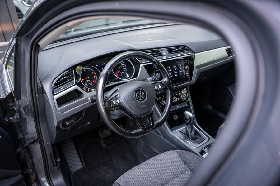 Volkswagen Touran 1.5 TSI Highline 7p | Autom. | PDC | Cruise | Trekhaak | LMV | Climate |