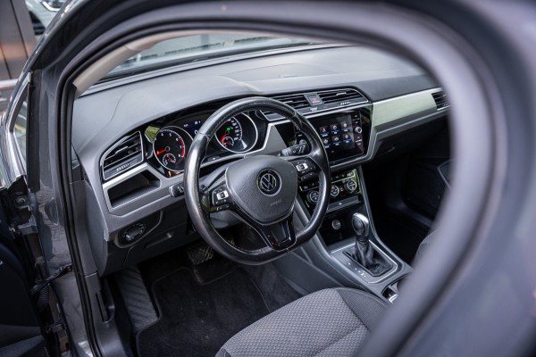 Volkswagen Touran 1.5 TSI Highline 7p | Autom. | PDC | Cruise | Trekhaak | LMV | Climate |