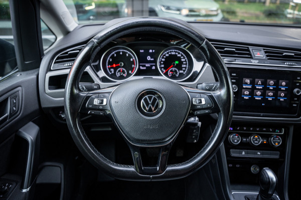Volkswagen Touran 1.5 TSI Highline 7p | Autom. | PDC | Cruise | Trekhaak | LMV | Climate |