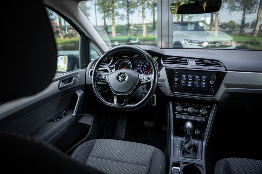Volkswagen Touran 1.5 TSI Highline 7p | Autom. | PDC | Cruise | Trekhaak | LMV | Climate |