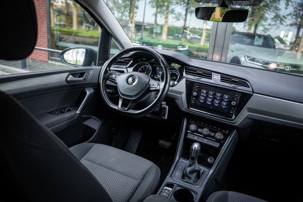 Volkswagen Touran 1.5 TSI Highline 7p | Autom. | PDC | Cruise | Trekhaak | LMV | Climate |