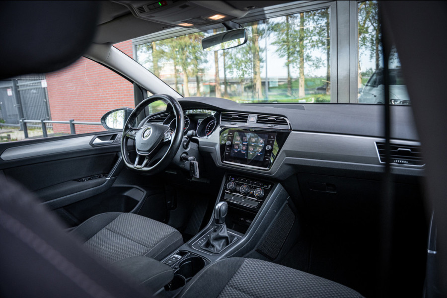 Volkswagen Touran 1.5 TSI Highline 7p | Autom. | PDC | Cruise | Trekhaak | LMV | Climate |