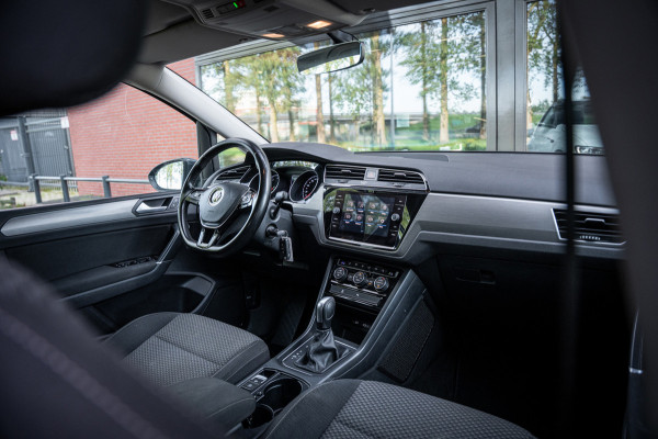 Volkswagen Touran 1.5 TSI Highline 7p | Autom. | PDC | Cruise | Trekhaak | LMV | Climate |