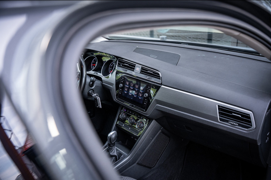 Volkswagen Touran 1.5 TSI Highline 7p | Autom. | PDC | Cruise | Trekhaak | LMV | Climate |