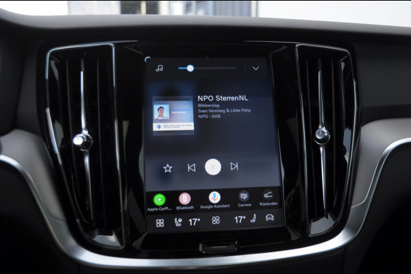 Volvo V60 T8 455PK Automaat Plug-in hybrid AWD Plus Dark Trekhaak / Head up display / / Trekhaak / Panoramadak / Keyless entry / Elektrische achterklep / Stoel - en stuurwielverwarming / BLIS / Adaptieve cruise control / Parkeersensoren met camera