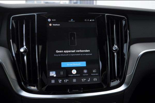 Volvo V60 T8 455PK Automaat Plug-in hybrid AWD Plus Dark Trekhaak / Head up display / / Trekhaak / Panoramadak / Keyless entry / Elektrische achterklep / Stoel - en stuurwielverwarming / BLIS / Adaptieve cruise control / Parkeersensoren met camera