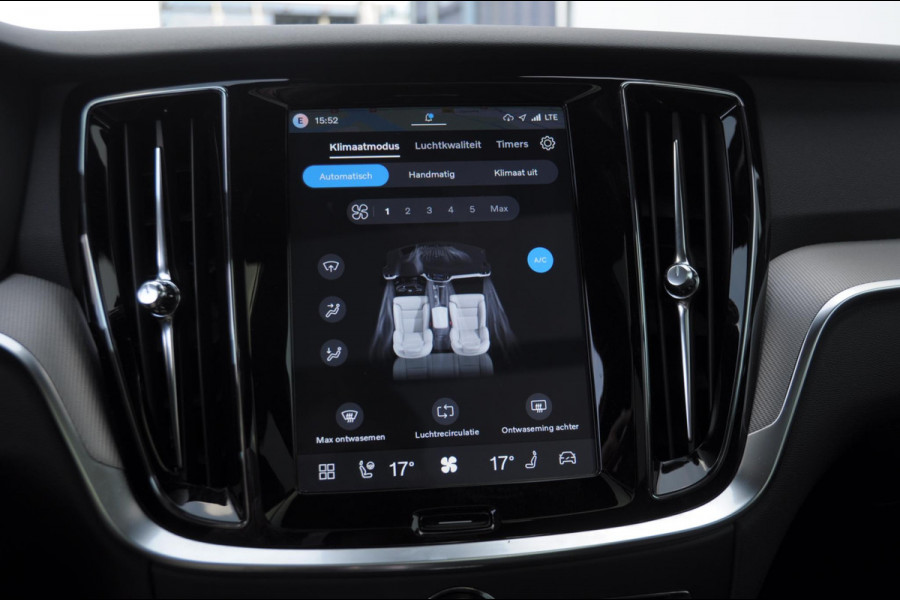 Volvo V60 T8 455PK Automaat Plug-in hybrid AWD Plus Dark Trekhaak / Head up display / / Trekhaak / Panoramadak / Keyless entry / Elektrische achterklep / Stoel - en stuurwielverwarming / BLIS / Adaptieve cruise control / Parkeersensoren met camera