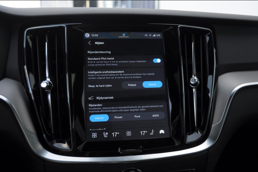 Volvo V60 T8 455PK Automaat Plug-in hybrid AWD Plus Dark Trekhaak / Head up display / / Trekhaak / Panoramadak / Keyless entry / Elektrische achterklep / Stoel - en stuurwielverwarming / BLIS / Adaptieve cruise control / Parkeersensoren met camera