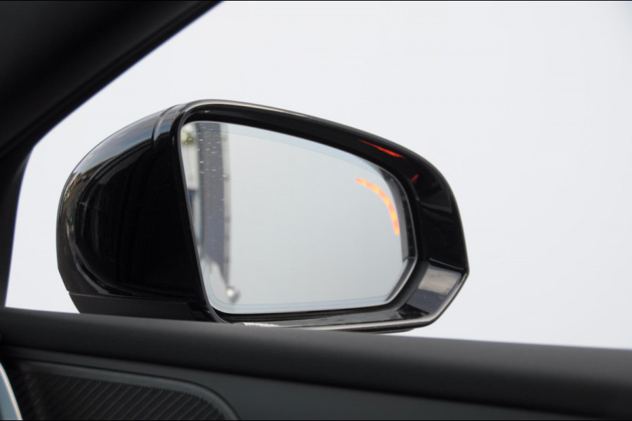 Volvo V60 T8 455PK Automaat Plug-in hybrid AWD Plus Dark Trekhaak / Head up display / / Trekhaak / Panoramadak / Keyless entry / Elektrische achterklep / Stoel - en stuurwielverwarming / BLIS / Adaptieve cruise control / Parkeersensoren met camera
