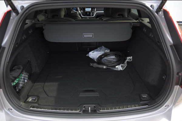 Volvo V60 T8 455PK Automaat Plug-in hybrid AWD Plus Dark Trekhaak / Head up display / / Trekhaak / Panoramadak / Keyless entry / Elektrische achterklep / Stoel - en stuurwielverwarming / BLIS / Adaptieve cruise control / Parkeersensoren met camera
