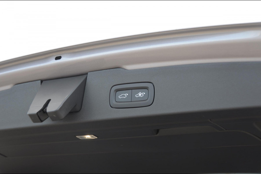 Volvo V60 T8 455PK Automaat Plug-in hybrid AWD Plus Dark Trekhaak / Head up display / / Trekhaak / Panoramadak / Keyless entry / Elektrische achterklep / Stoel - en stuurwielverwarming / BLIS / Adaptieve cruise control / Parkeersensoren met camera