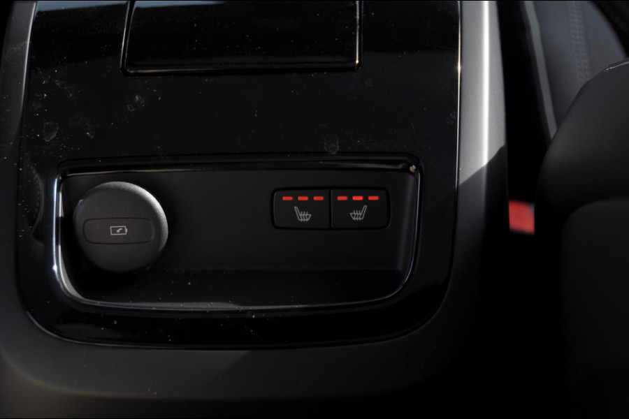 Volvo V60 T8 455PK Automaat Plug-in hybrid AWD Plus Dark Trekhaak / Head up display / / Trekhaak / Panoramadak / Keyless entry / Elektrische achterklep / Stoel - en stuurwielverwarming / BLIS / Adaptieve cruise control / Parkeersensoren met camera