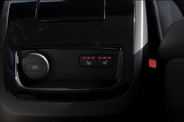 Volvo V60 T8 455PK Automaat Plug-in hybrid AWD Plus Dark Trekhaak / Head up display / / Trekhaak / Panoramadak / Keyless entry / Elektrische achterklep / Stoel - en stuurwielverwarming / BLIS / Adaptieve cruise control / Parkeersensoren met camera