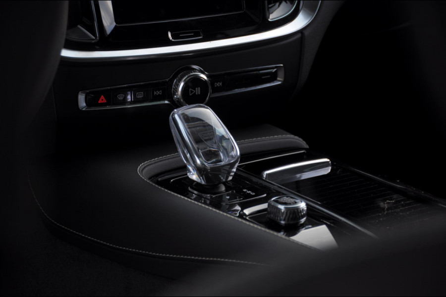 Volvo V60 T8 455PK Automaat Plug-in hybrid AWD Plus Dark Trekhaak / Head up display / / Trekhaak / Panoramadak / Keyless entry / Elektrische achterklep / Stoel - en stuurwielverwarming / BLIS / Adaptieve cruise control / Parkeersensoren met camera