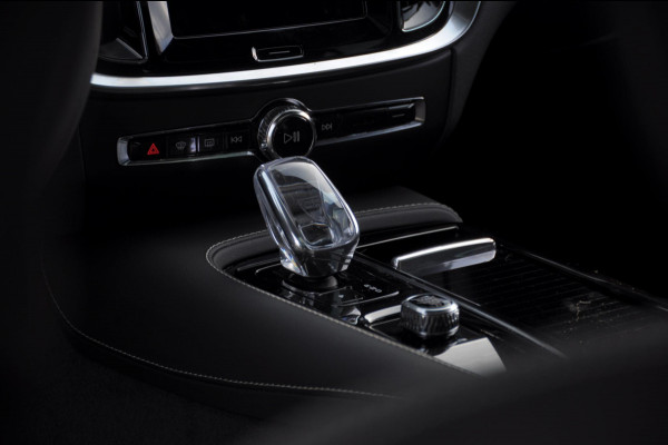 Volvo V60 T8 455PK Automaat Plug-in hybrid AWD Plus Dark Trekhaak / Head up display / / Trekhaak / Panoramadak / Keyless entry / Elektrische achterklep / Stoel - en stuurwielverwarming / BLIS / Adaptieve cruise control / Parkeersensoren met camera