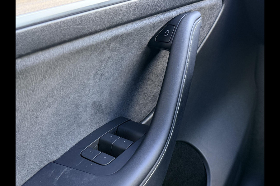 Tesla Model Y Long Range AWD 75 kWh NL-AUTO | PANODAK | LEDER | AUTOPILOT