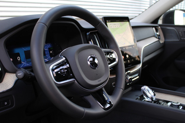 Volvo XC60 2.0 T6 Plug-in hybrid AWD Plus Dark | Luchtvering | Head-Up | Trekhaak | 360 Camera