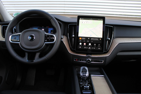 Volvo XC60 2.0 T6 Plug-in hybrid AWD Plus Dark | Luchtvering | Head-Up | Trekhaak | 360 Camera