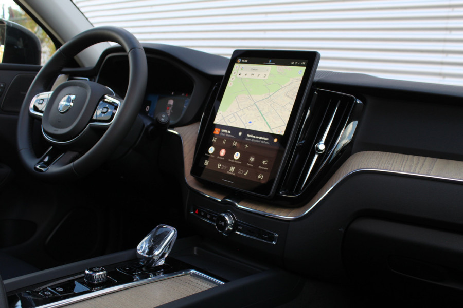 Volvo XC60 2.0 T6 Plug-in hybrid AWD Plus Dark | Luchtvering | Head-Up | Trekhaak | 360 Camera