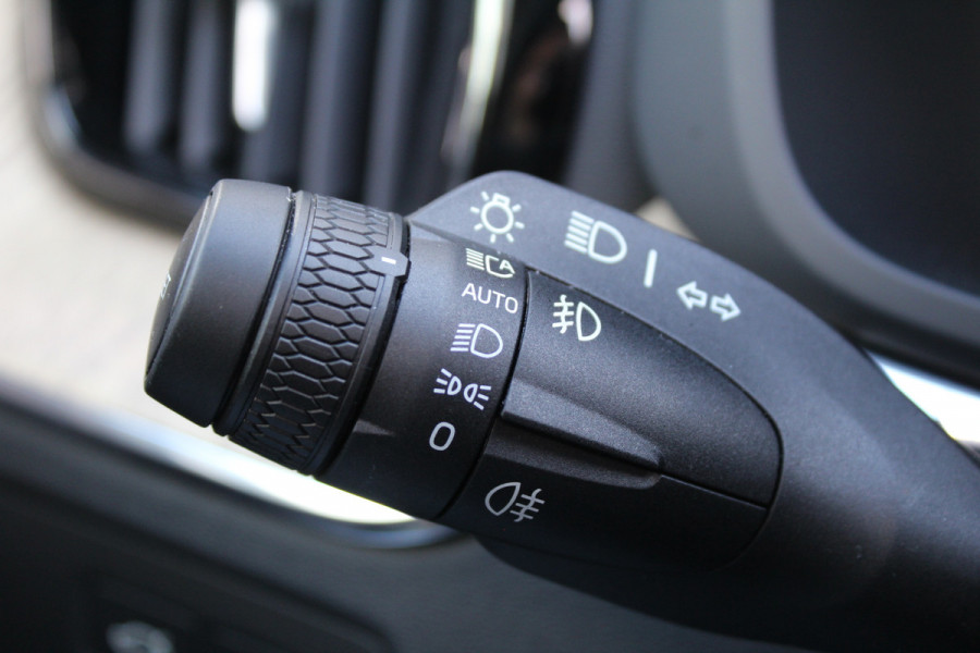 Volvo XC60 2.0 T6 Plug-in hybrid AWD Plus Dark | Luchtvering | Head-Up | Trekhaak | 360 Camera