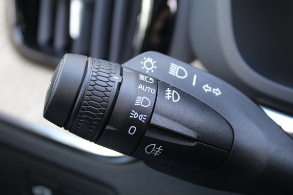 Volvo XC60 2.0 T6 Plug-in hybrid AWD Plus Dark | Luchtvering | Head-Up | Trekhaak | 360 Camera