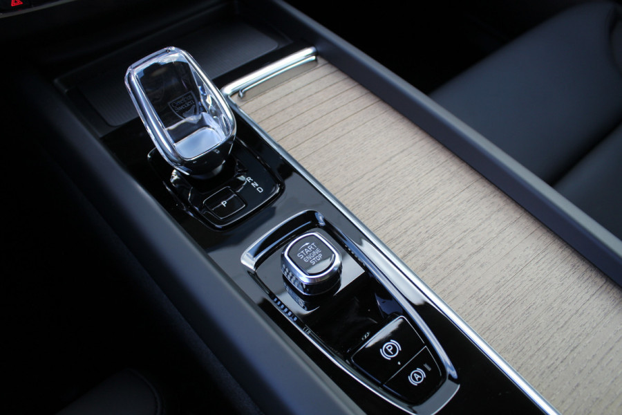 Volvo XC60 2.0 T6 Plug-in hybrid AWD Plus Dark | Luchtvering | Head-Up | Trekhaak | 360 Camera