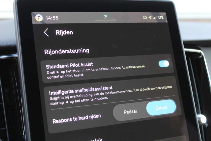 Volvo XC60 2.0 T6 Plug-in hybrid AWD Plus Dark | Luchtvering | Head-Up | Trekhaak | 360 Camera