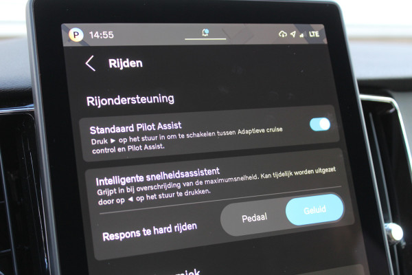 Volvo XC60 2.0 T6 Plug-in hybrid AWD Plus Dark | Luchtvering | Head-Up | Trekhaak | 360 Camera