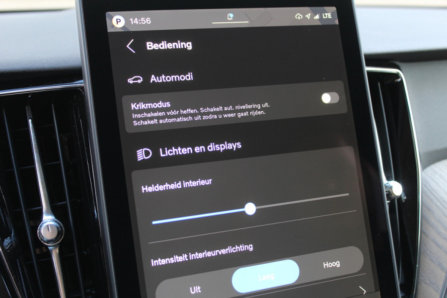 Volvo XC60 2.0 T6 Plug-in hybrid AWD Plus Dark | Luchtvering | Head-Up | Trekhaak | 360 Camera