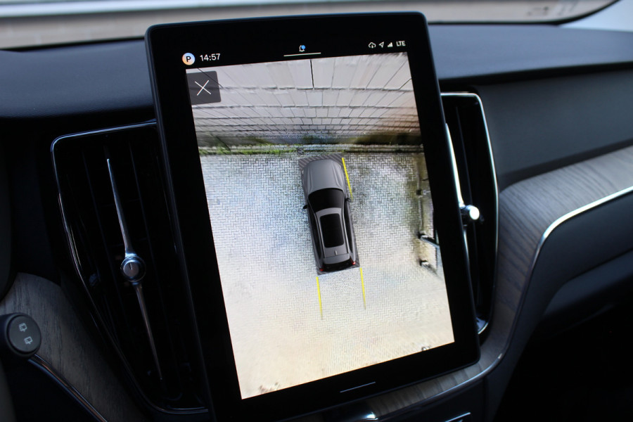 Volvo XC60 2.0 T6 Plug-in hybrid AWD Plus Dark | Luchtvering | Head-Up | Trekhaak | 360 Camera