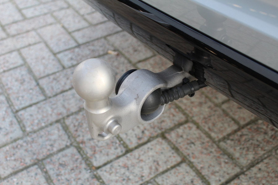 Volvo XC60 2.0 T6 Plug-in hybrid AWD Plus Dark | Luchtvering | Head-Up | Trekhaak | 360 Camera