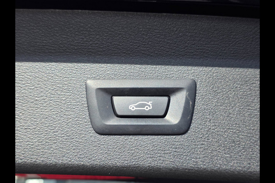 BMW X1 SDrive20i Business Edition Plus | PANO | LEDER | TREKHAAK | NAP | 1E EIGENAAR